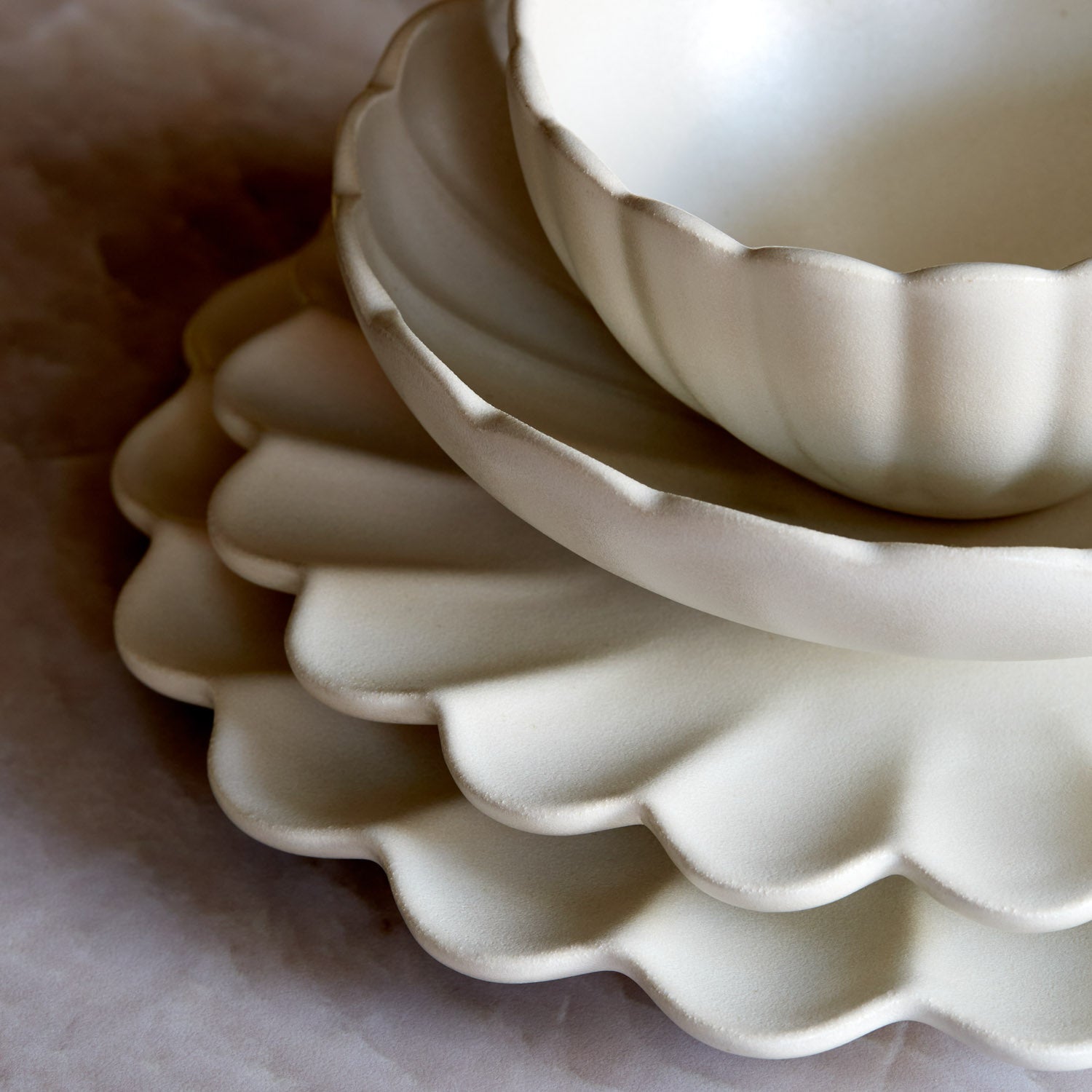 Dhalia Stoneware, 16-Piece Dinnerware Set (White)