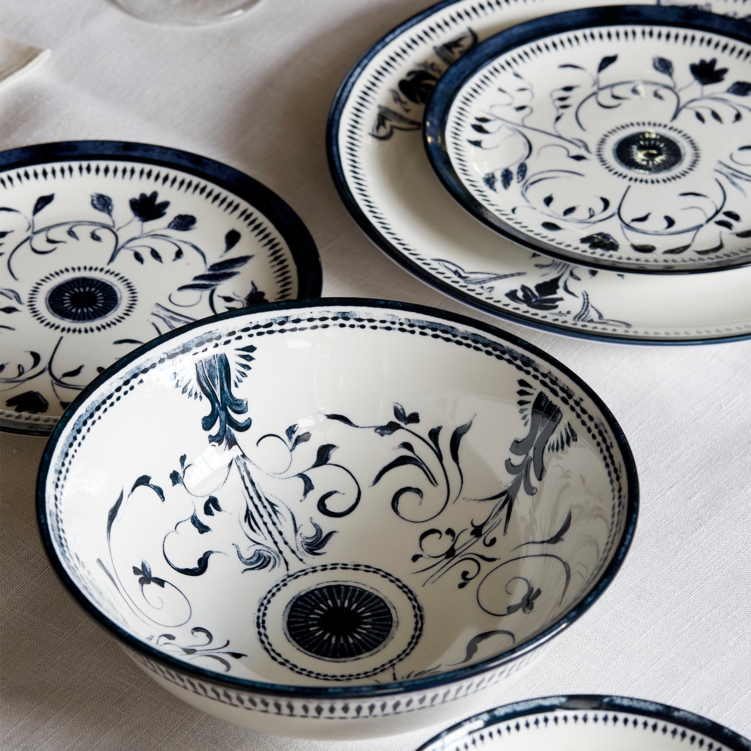 Bruges Porcelain, 16-Piece Dinnerware Set