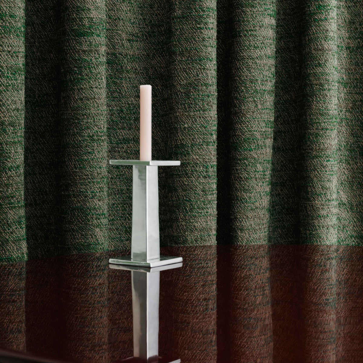 Racine by Métaphores in a room setting