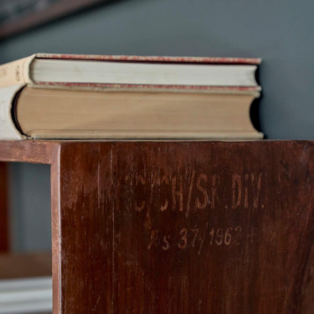 Lemieux et Cie Pierre Jeanneret bookcase in solid teak - close-up of the HC/CH/SF.DIV / Rs 37/1962 stencil on the solid teak side panel