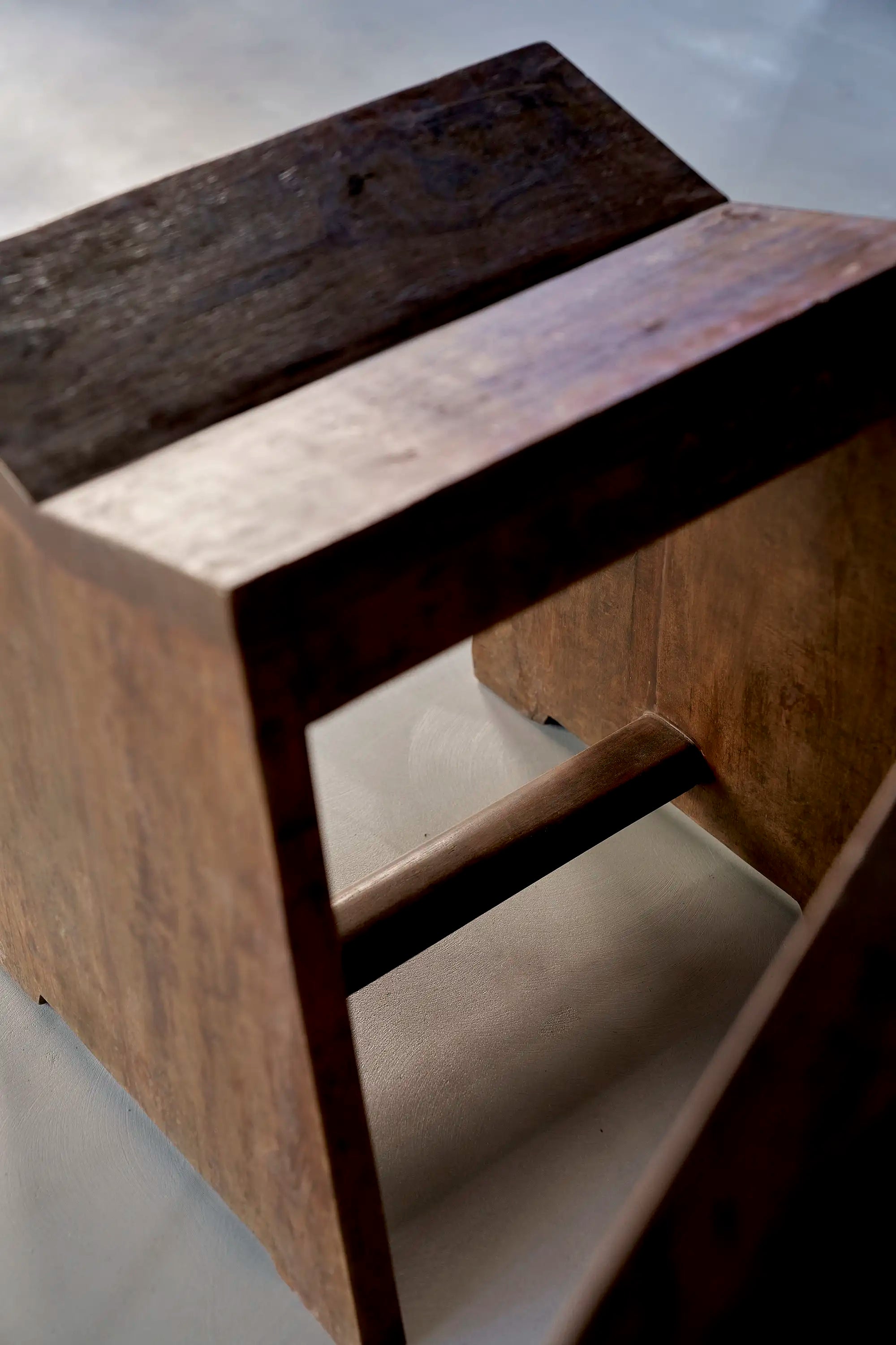 Lemieux et Cie Pierre Jeanneret stool in solid teak - close-up of the flat slab legs joined by a teak stretcher