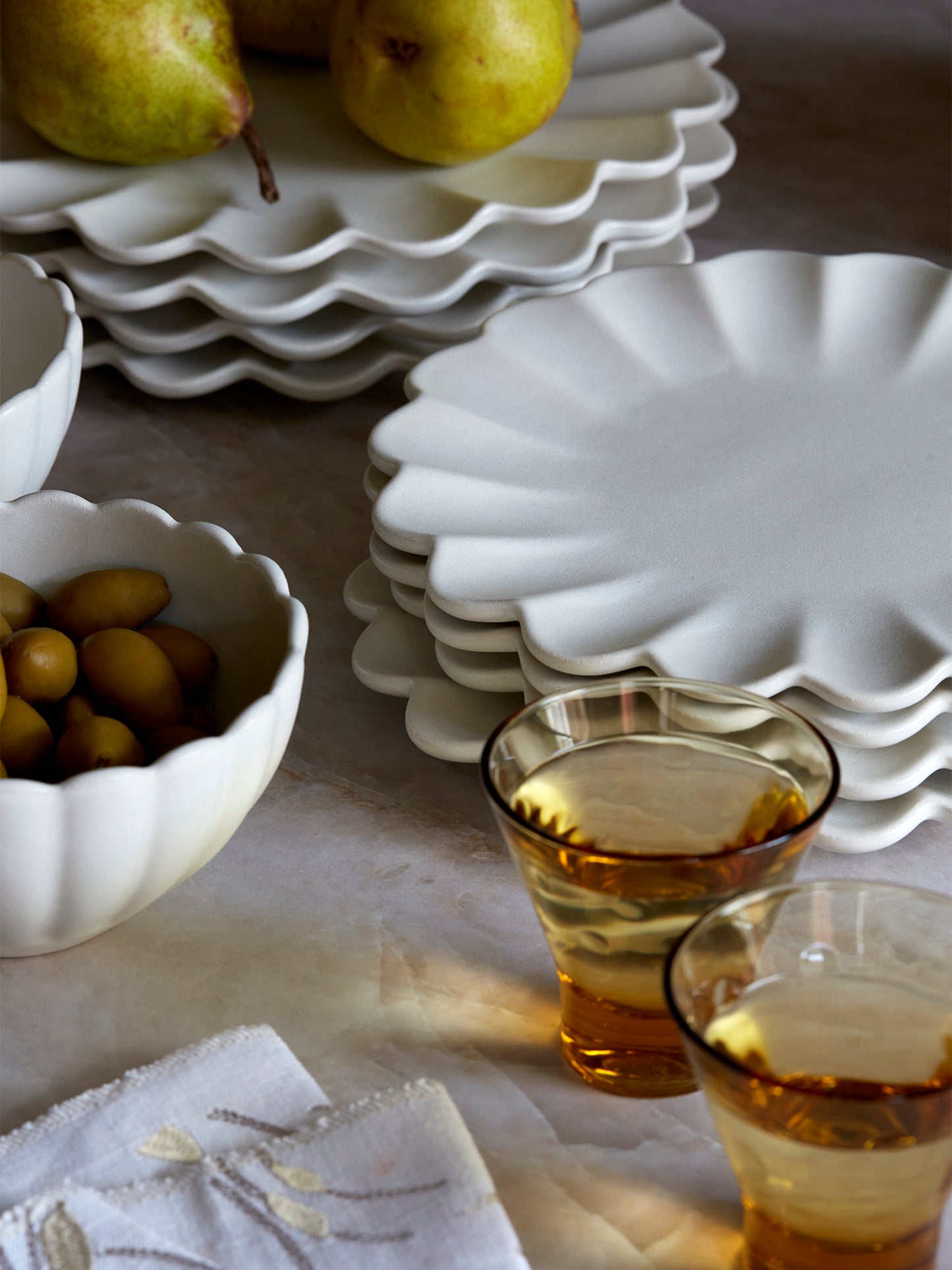 Dhalia Stoneware, 16-Piece Dinnerware Set (White) - Preorder