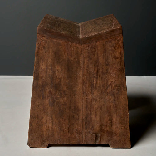 Lemieux et Cie Pierre Jeanneret stool in solid teak - end profile showing the concave saddle curve of the seat