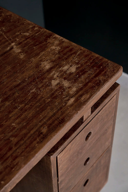 Lemieux et Cie Pierre Jeanneret writing desk in solid teak - close-up of the floating teak top over the pedestal drawers