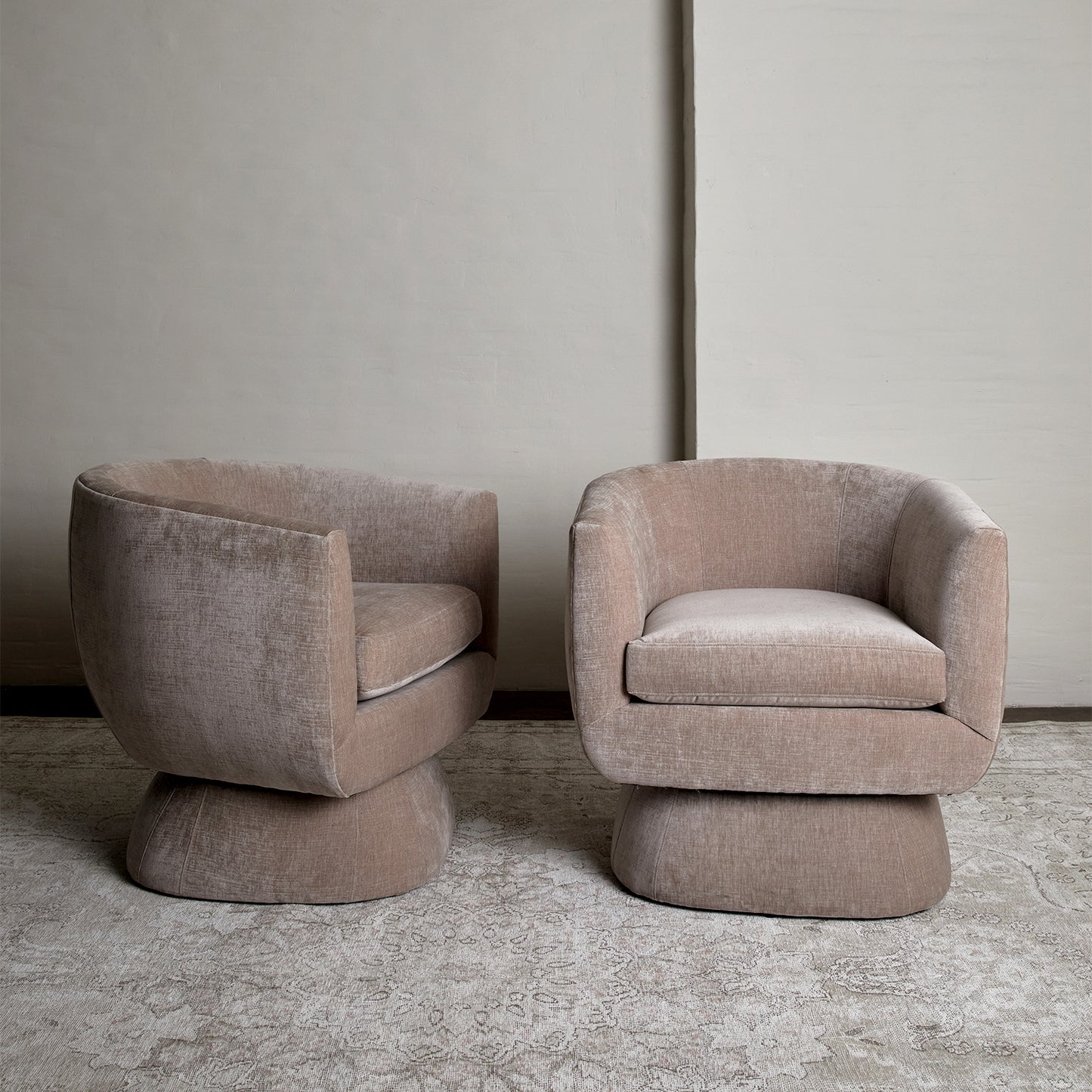 Arago Swivel Chair in Blush Velvet