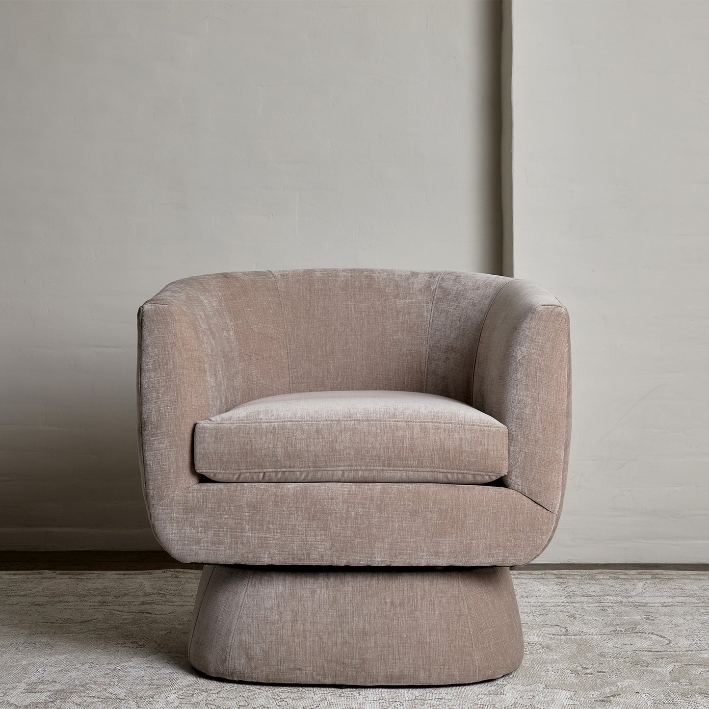 Arago Swivel Chair in Blush Velvet