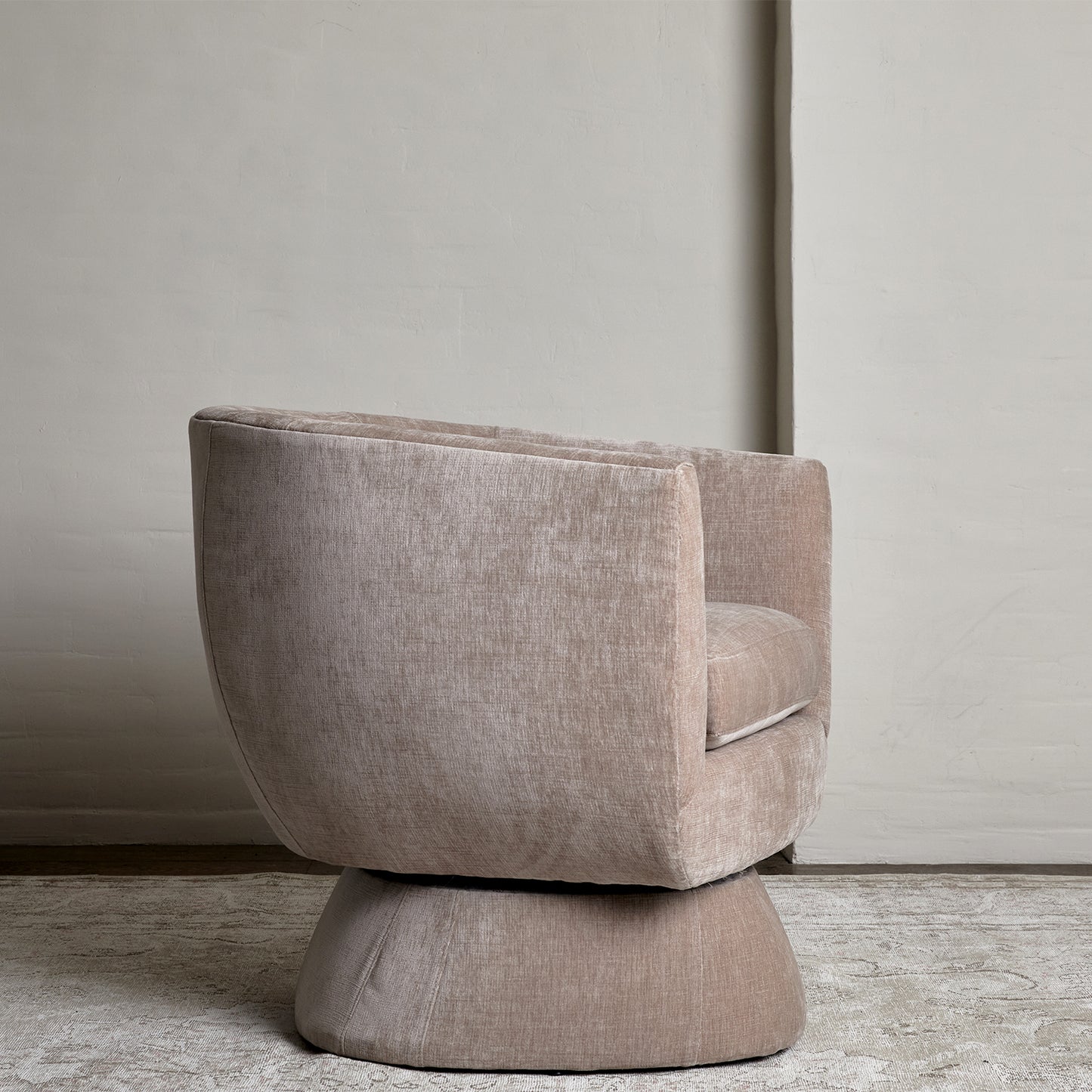 Arago Swivel Chair in Blush Velvet