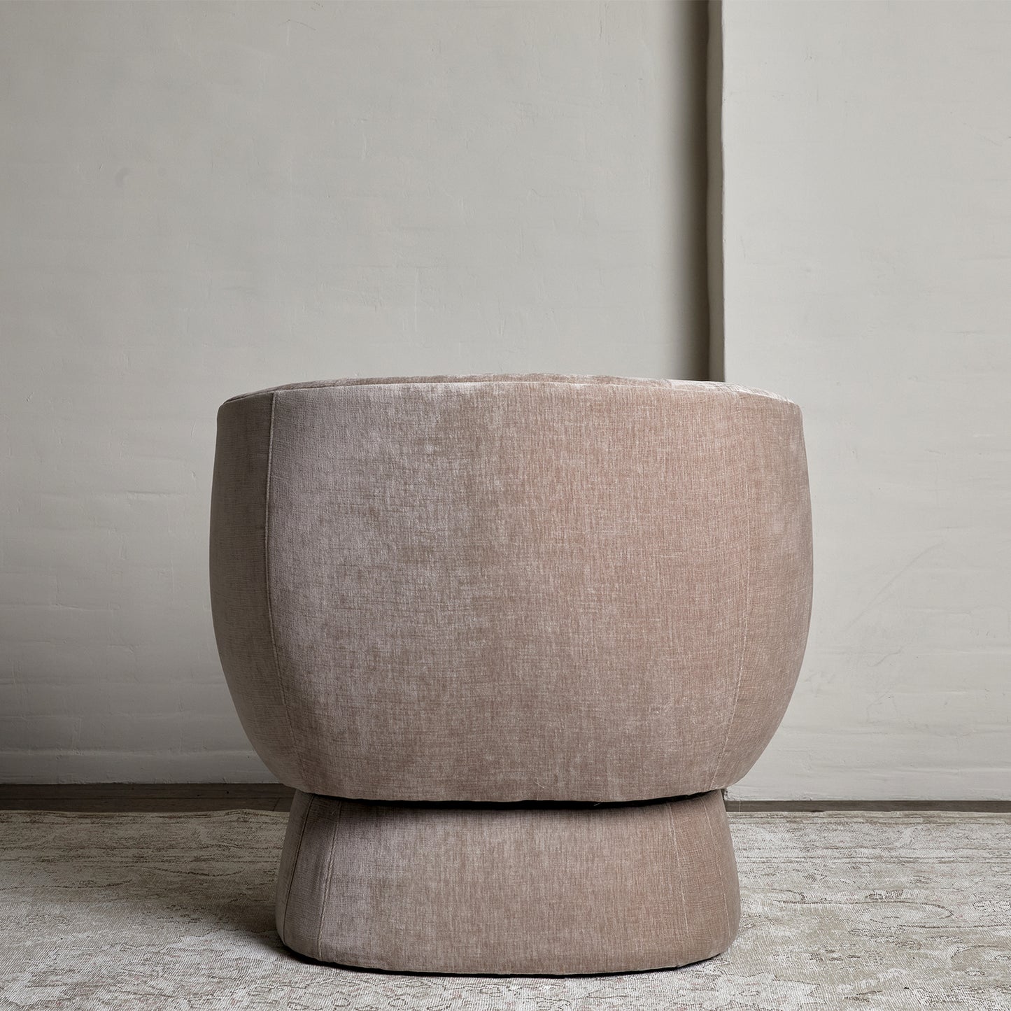 Arago Swivel Chair in Blush Velvet